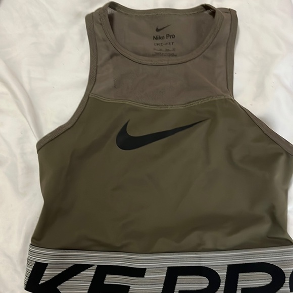 Nike women’s pro fit-dry cropped graphic training shirt size XS - Picture 3 of 3